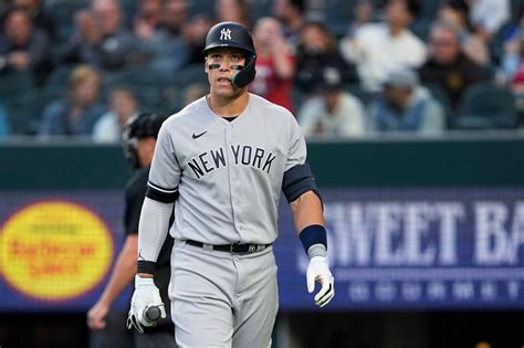 Yankees Notebook: Aaron Judge leaves game vs. Texas Rangers with right hip discomfort